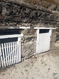 chliev vysekaný v skale