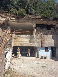 schody vedúce na poschodie