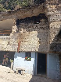 obydlie v skale, vchod do kuchyne na prízemí