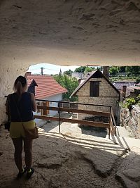 pohľad na modrý murovaný dom z 1932 a dom z 80-tych rokov 19. storočia