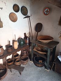 kuchynské náradie, košíky, krčahy