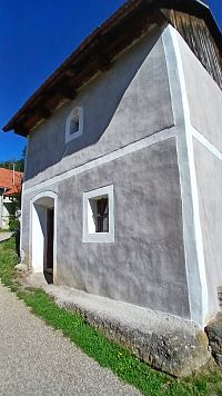 v spodnej časti boli stajne