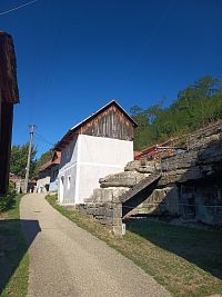 Brhlovce - Skalné obydlia (objekty občianskeho združenia Nový dvor )