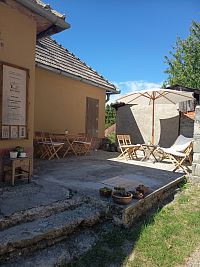 vonkajší priestor pred Café Nový domov