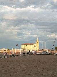 kostolík a časť pláže