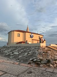 iný pohľad na kostol