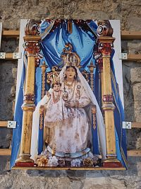 súčasná socha madony s dieťaťom