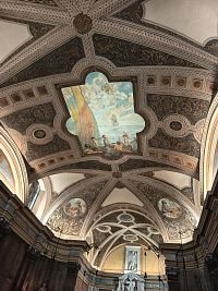 zaujímavo vymaľovaný kostol s obrazom rybárov a sochy Madony s dieťaťom