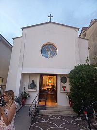 vľavo pri dverách busta pápeža Jána XXIII. a vpravo medaila s vyobrazením pápeža