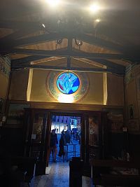 pohľad nad okno nad vchodovými dverami