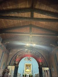 drevený strop s lustrom