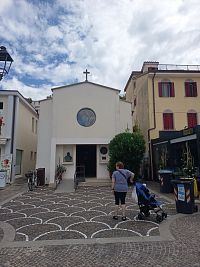 nenápadný kostolík medzi domami