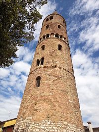 Taliansko - Benátsko - Caorle - zvonica pri Bazilike zasvätenej sv. Štefanovi (Campanile del Duomo)