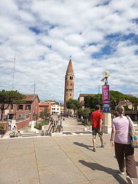 pohľad na zvonicu z prechádzky po móle