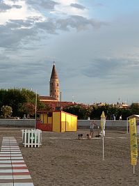 pohľad na zvonicu z pláže