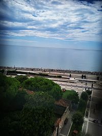 pohľad zo zvonice na korzo pri mori