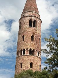 zvonica valcového tvaru zakončené kuželovou strechou