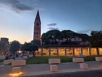 pohľad na vežu a osvetlené fotografie o histórii procesii