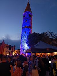 posledný večer bola zvonica osvetlená na modro a pod zvonicou hrali jazz