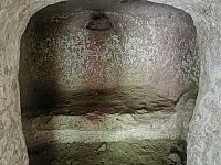 spálňa s posteľou a vraj aj nočným stolíkom