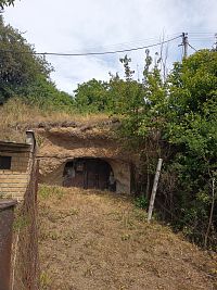 cestou naspäť sme si za plotom všimli ešte jeno kamenné obydlie, slúžiace asi ako pivnica