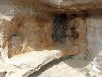 posteľ alebo lavica