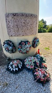 vence ako spomienka na vojakov, ktorí v okolí položili svoeje životy