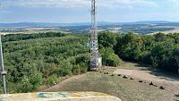 pohľad z rozhľadne na vrch Vápnik s vysielačom