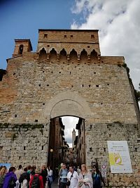 Taliansko - Toskánsko - San Gimignano - starobylá ulička Via San Giovanni