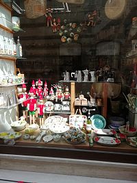 rôzne suveníry, nechýba drevený Pinokio