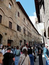 ulička plná turistov