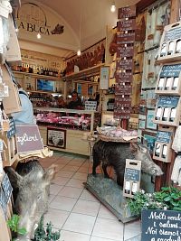 diviaky - mäso z diviakov je tu oblúbené a aj obchodíkov s mäsom je tu viac