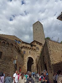 koniec uličky Via San Giovanni a vstup bránou na námestie Piazza della Cisterna
