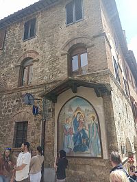 obraz alebo mozajka priamo na dome