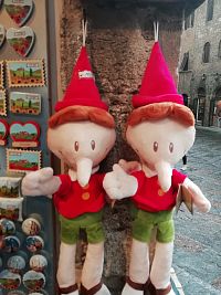 dvaja veľký Pinokiovia