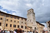 pohľad na námestie Piazza della Cisterna s Diablovou vežou