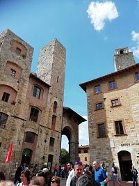 dve veže a prechod s podlúbim na námestie Piazza del Duomo