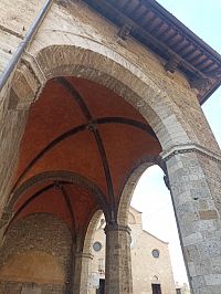 podlubie - prechod medzi dvoma námestiami