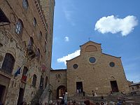 nová radnica Palazzo Comunale s kostol Basilika di Santa Maria Assunta
