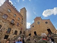 turisti - fotografujú i oddychujú na schodoch a dívajú sa na starú radnicu