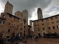západná strana námestia s dvoma vežami Torri degli Ardinghellií plus ďalšie tri veže