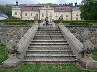 pohľad na zámok z francúzskej záhrady