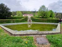 pohľad cez jazierko k zámku