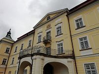 vchod do zámku s veľkým balkónom