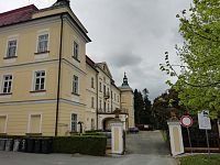 príchod ku zámku od stredu obce