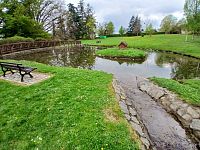 jazierko s lavičkami a ostrovčekom