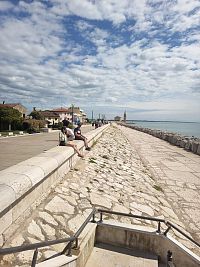 dva chodníky vedúce rovnobežne s morom