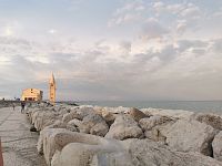 prvé balvany pri chodníku sú opracované, ďalšie čakajú na opracovanie