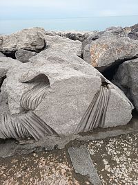 jeden z opracovaných kameňov