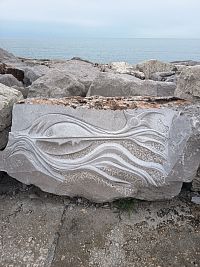 Slnko a more, autor Renato Brunello (1953 Benátky). Dnes žije a pracuje v Sao Paule v Brazílii